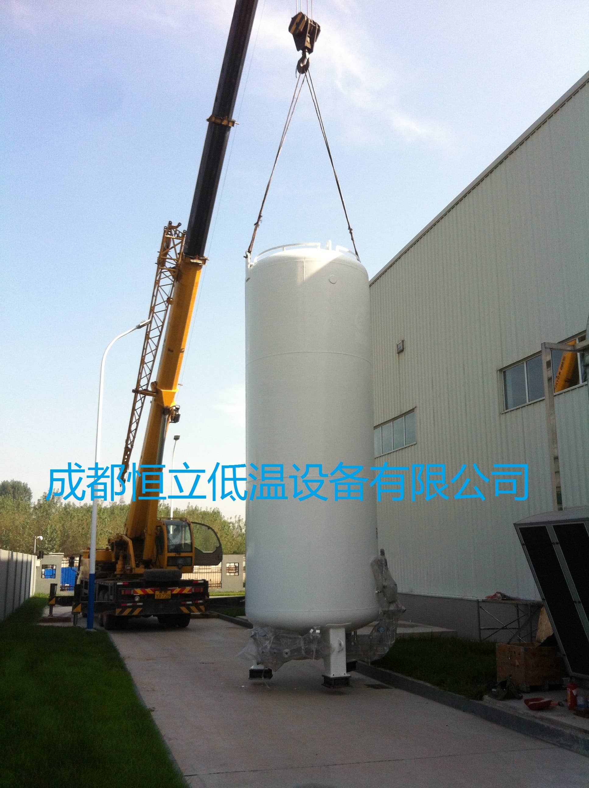 液氮真空管道安裝現(xiàn)場